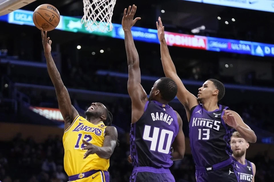 Kings defeated the Los Angeles Lakers