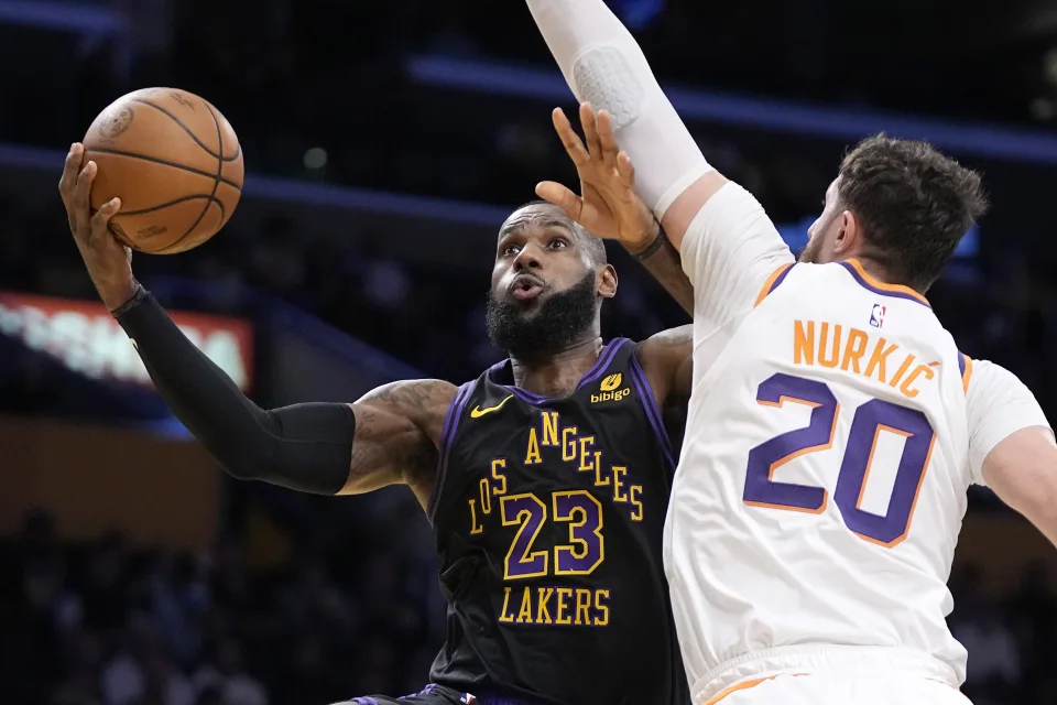 Lakers snag last semifinal spot after controversial timeout